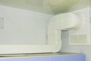 Установка воздуховода для кухонной вытяжки в Коммунаре