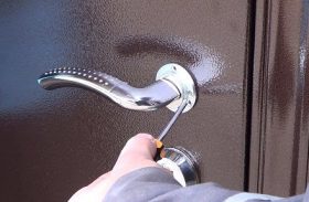 Замена дверной ручки металлической двери в Коммунаре