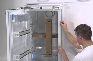 Установка встраиваемого холодильника в Коммунаре
